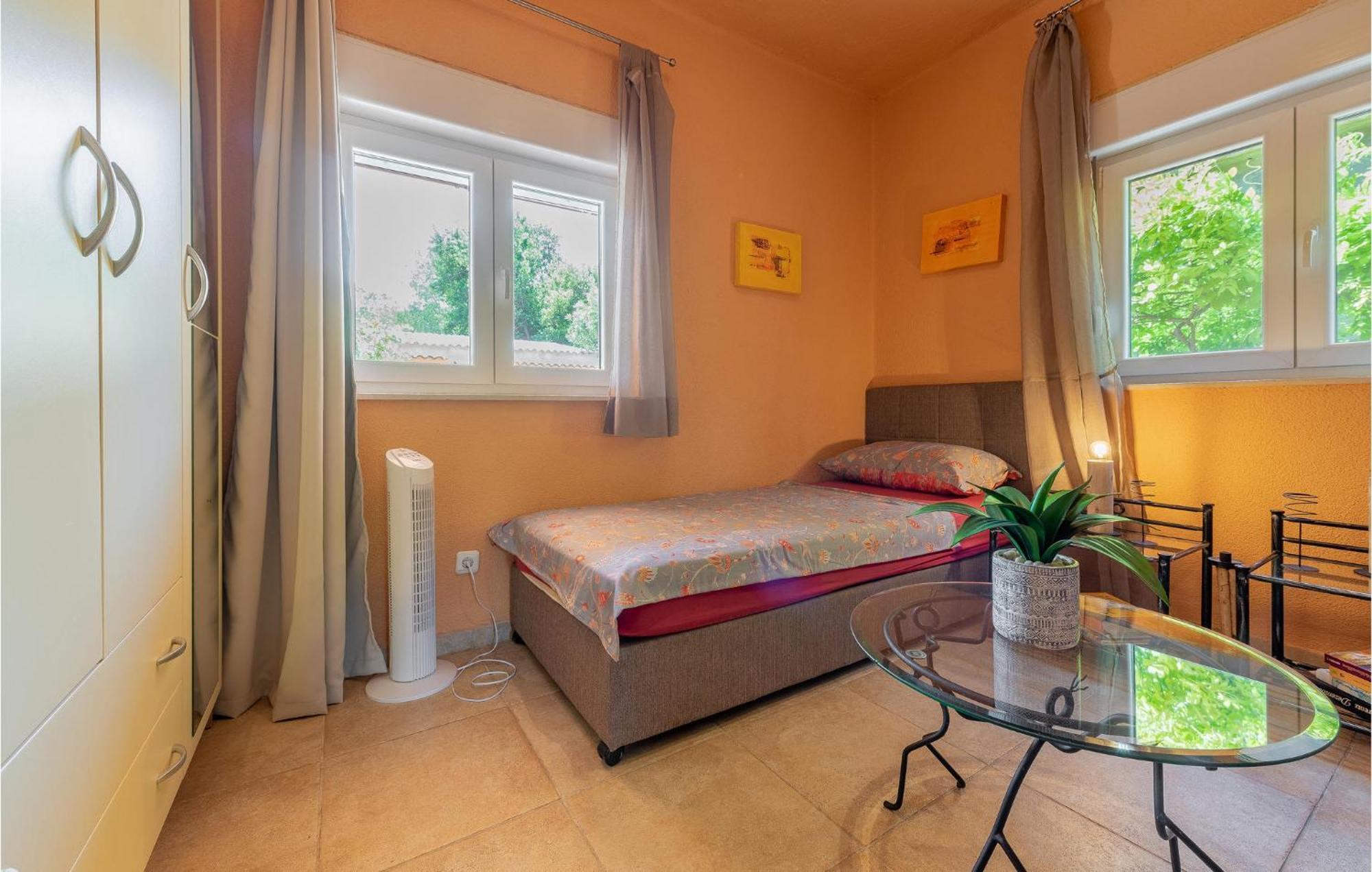 Cozy Home In Vrsi With Wifi Екстер'єр фото